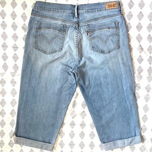 Levi's Cuffed Capris - Light Wash & Mid Rise - Size 12